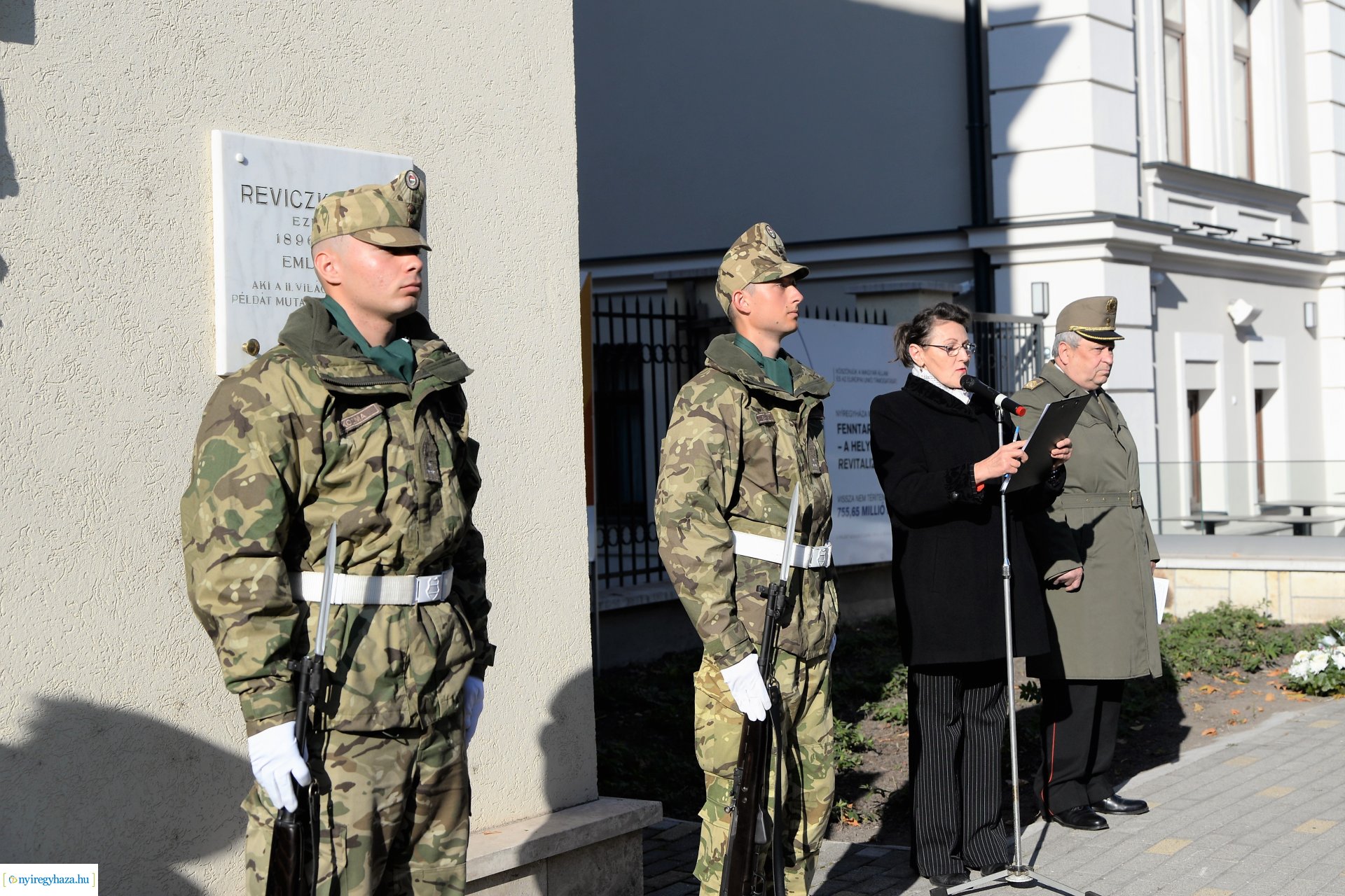 Megemlékezés Reviczky Imre ezredes emléktáblája előtt