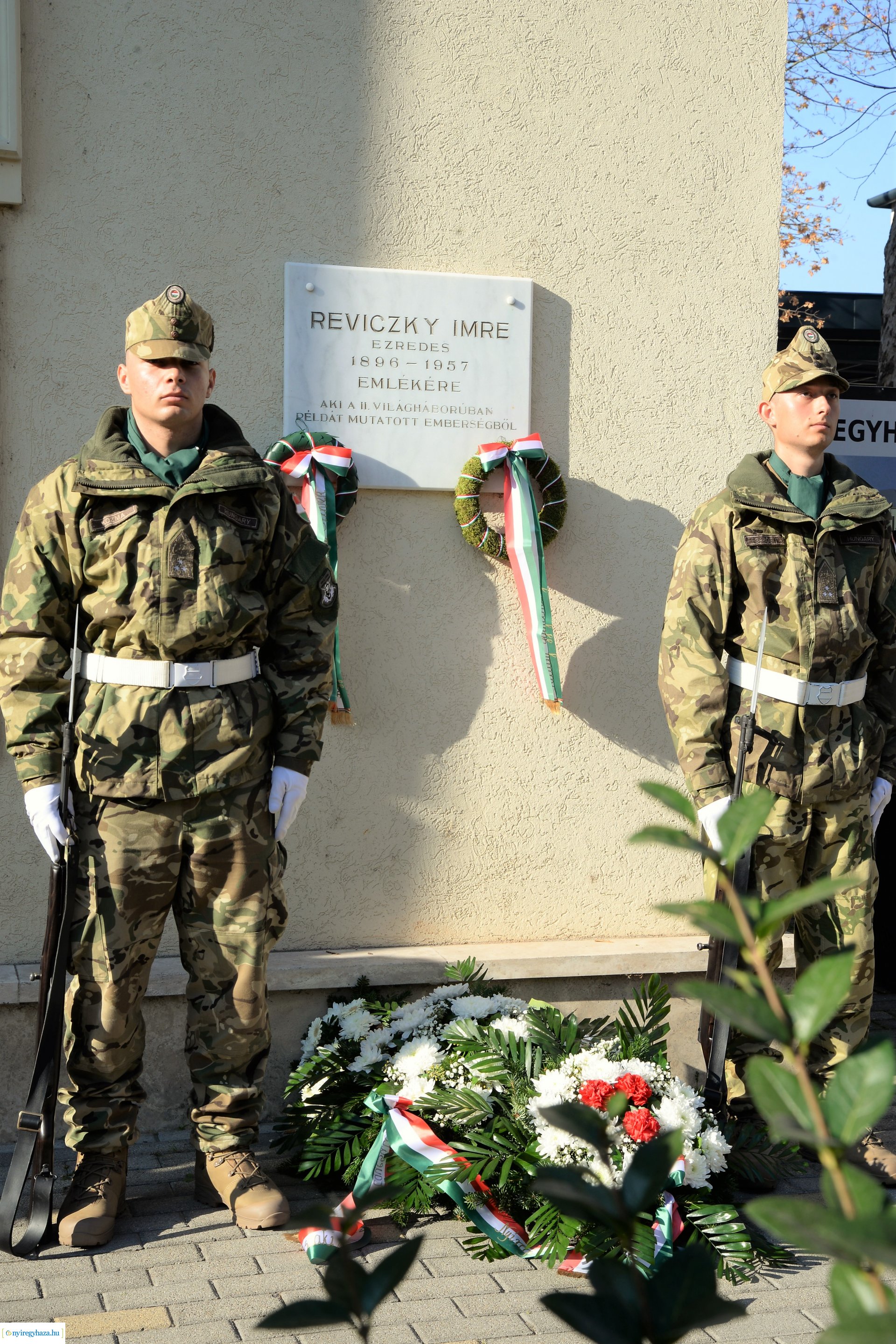 Megemlékezés Reviczky Imre ezredes emléktáblája előtt