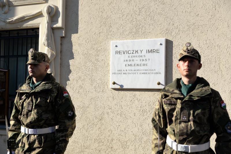 Megemlékezés Reviczky Imre ezredes emléktáblája előtt