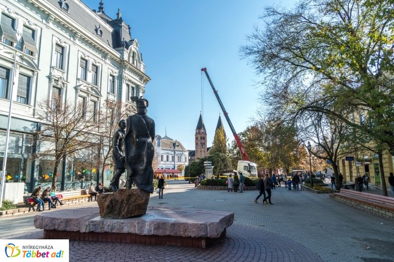 Megérkezett a karácsonyfa a Kossuth térre