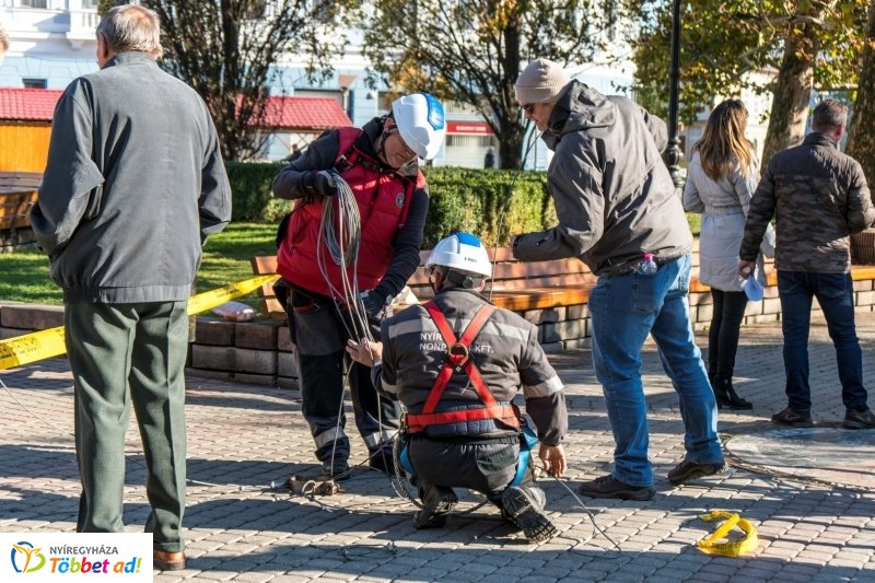 Megérkezett a karácsonyfa a Kossuth térre