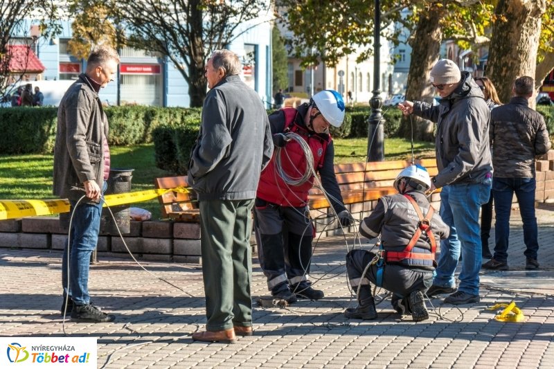 Megérkezett a karácsonyfa a Kossuth térre