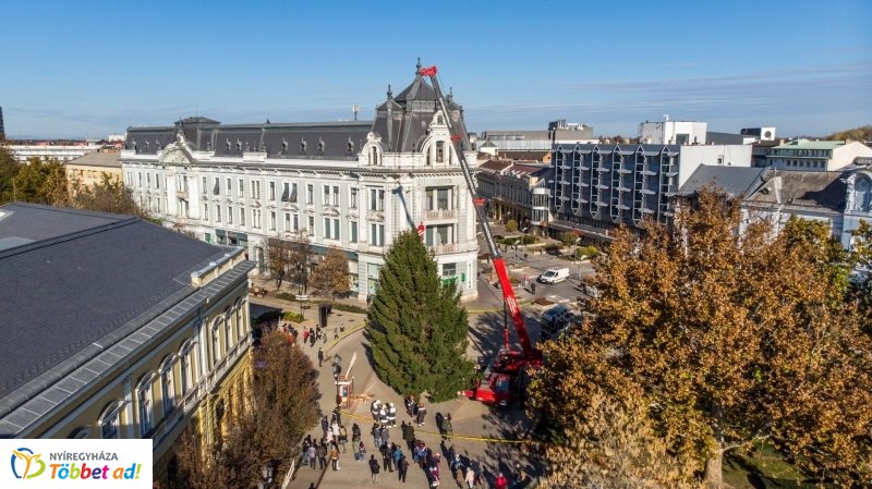 Megérkezett a karácsonyfa a Kossuth térre