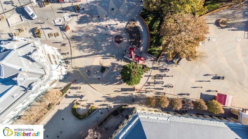 Megérkezett a karácsonyfa a Kossuth térre