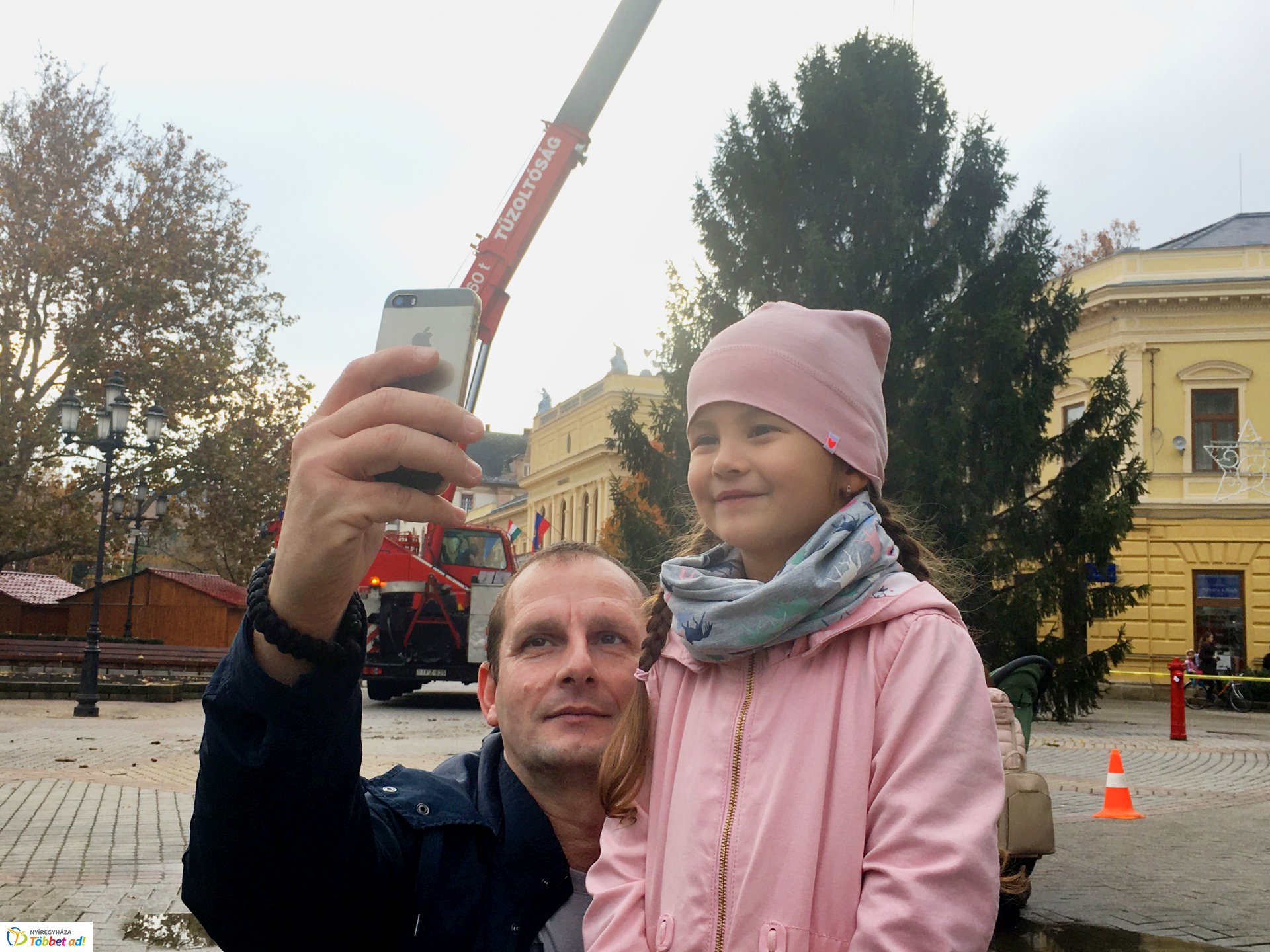 Megérkezett a város karácsonyfája - 2019