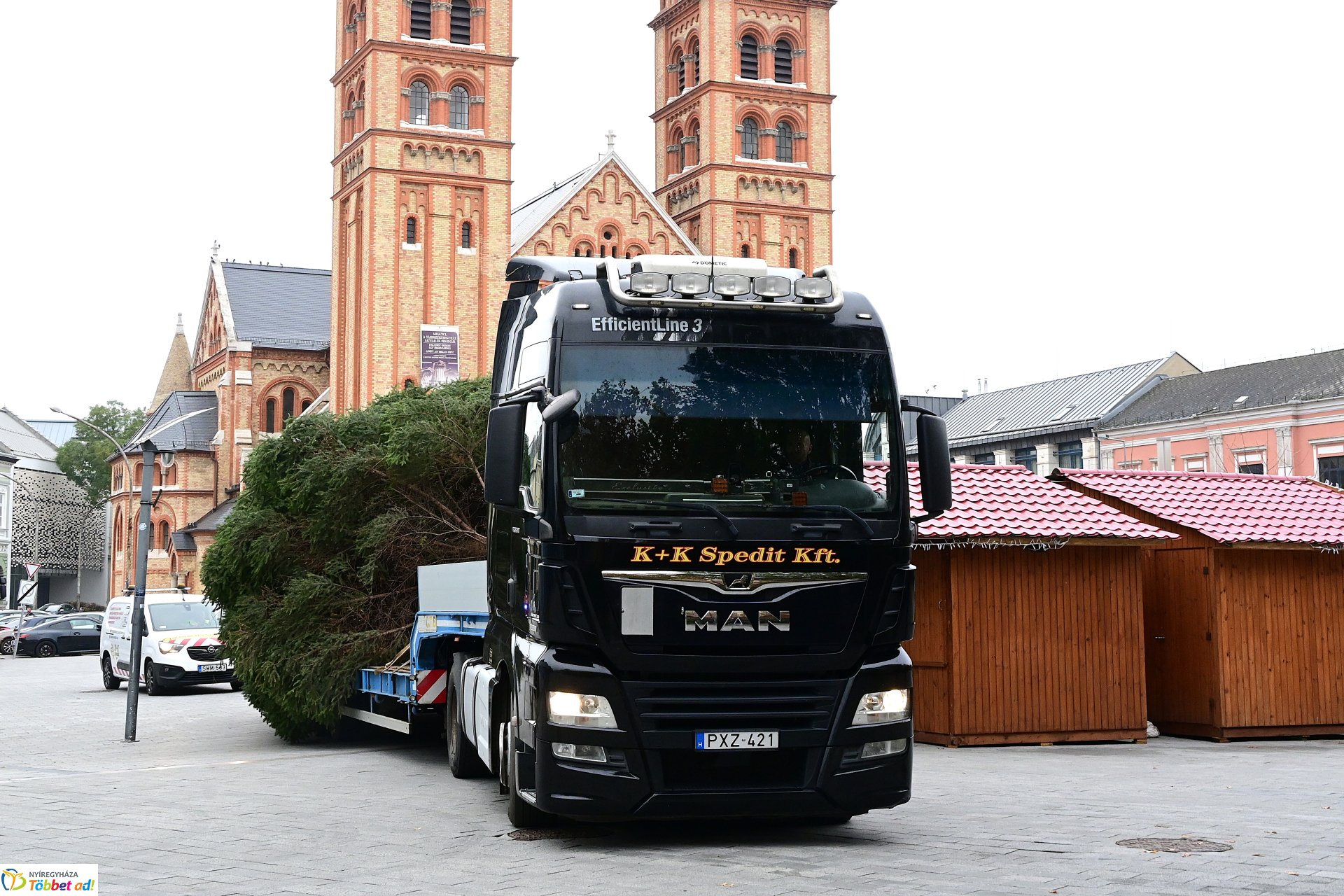 Megérkezett a város karácsonyfája a Kossuth térre