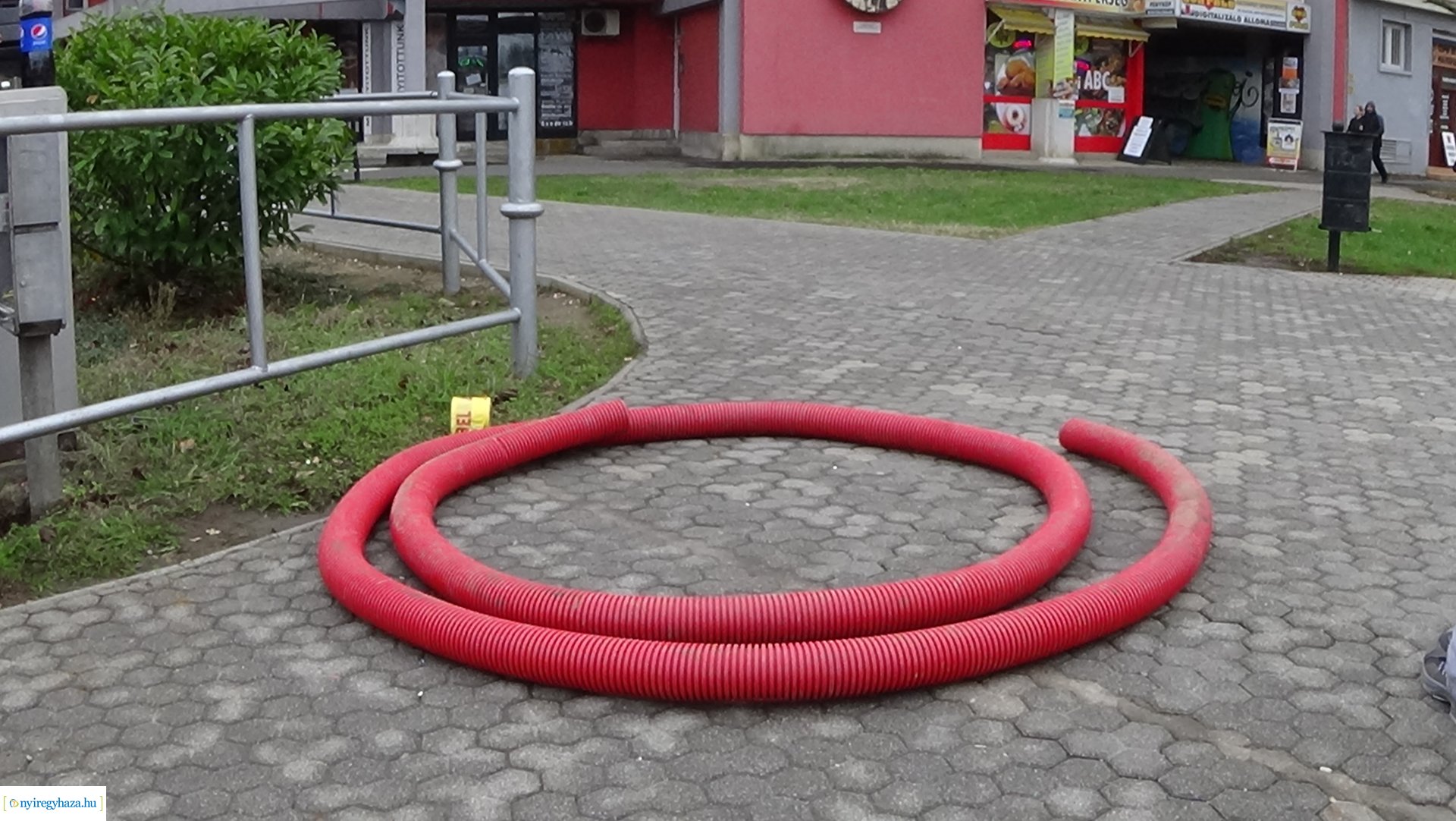 Meghibásodott a jelzőlámpa-rendszer a Kossuth utca és a Vay Ádám körút találkozásánál