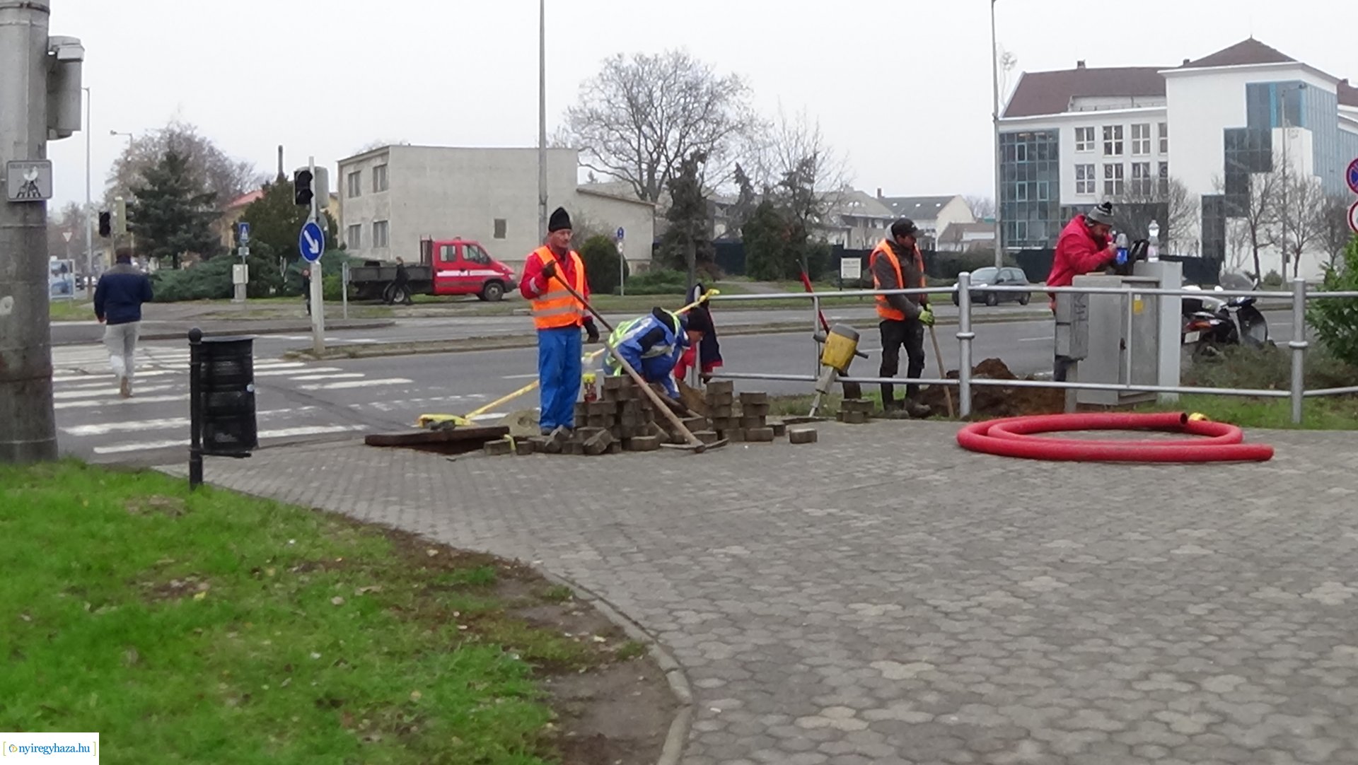 Meghibásodott a jelzőlámpa-rendszer a Kossuth utca és a Vay Ádám körút találkozásánál
