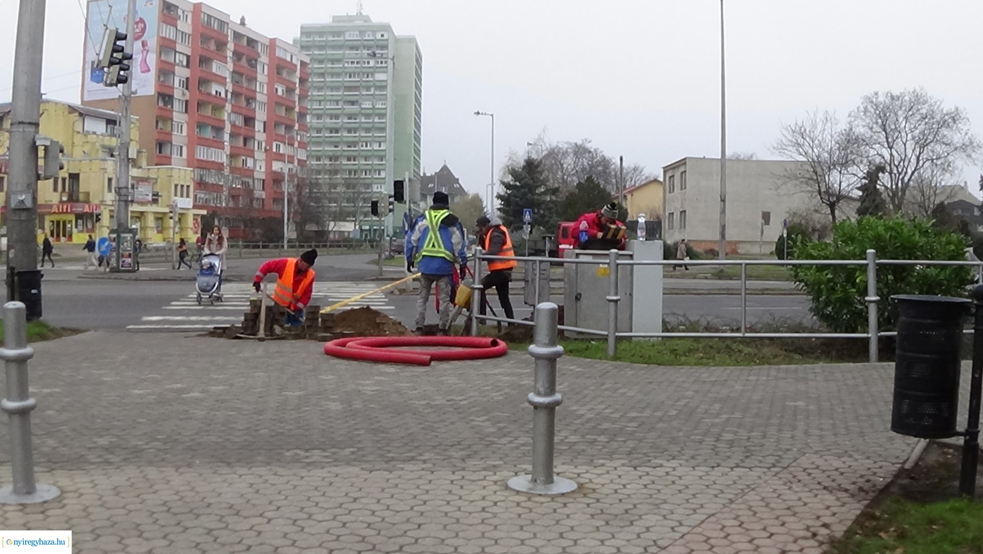 Meghibásodott a jelzőlámpa-rendszer a Kossuth utca és a Vay Ádám körút találkozásánál