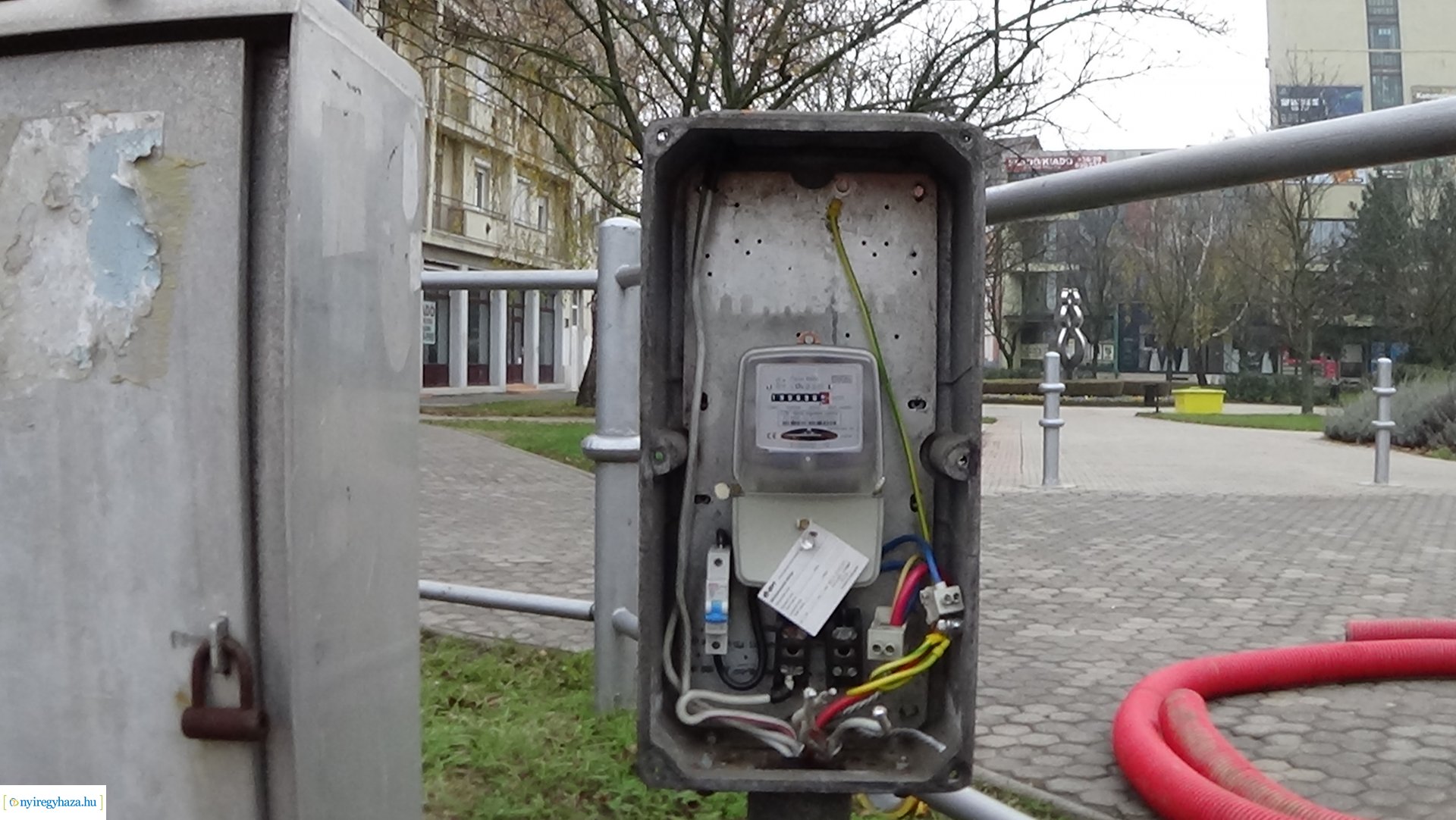 Meghibásodott a jelzőlámpa-rendszer a Kossuth utca és a Vay Ádám körút találkozásánál