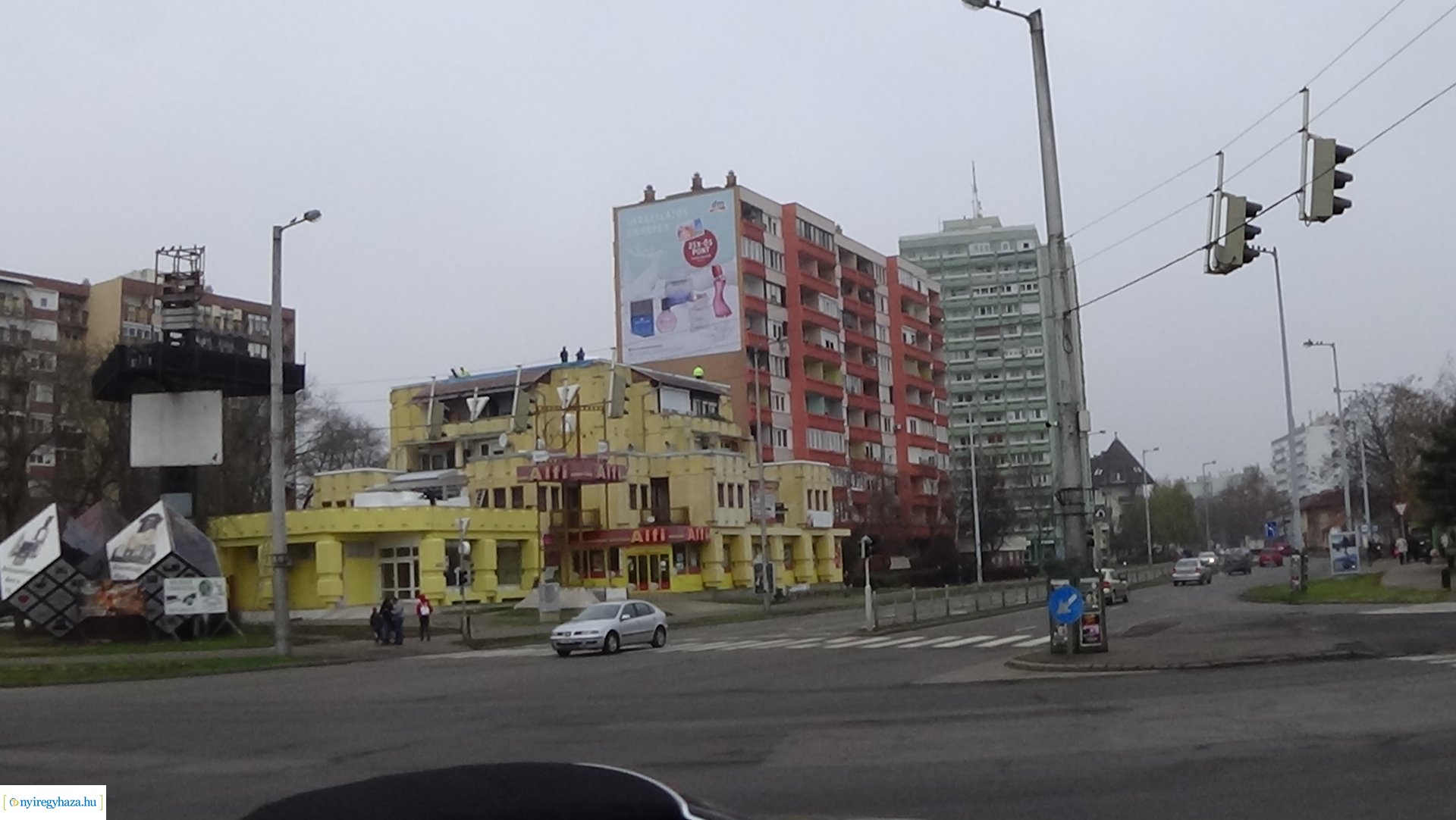 Meghibásodott a jelzőlámpa-rendszer a Kossuth utca és a Vay Ádám körút találkozásánál