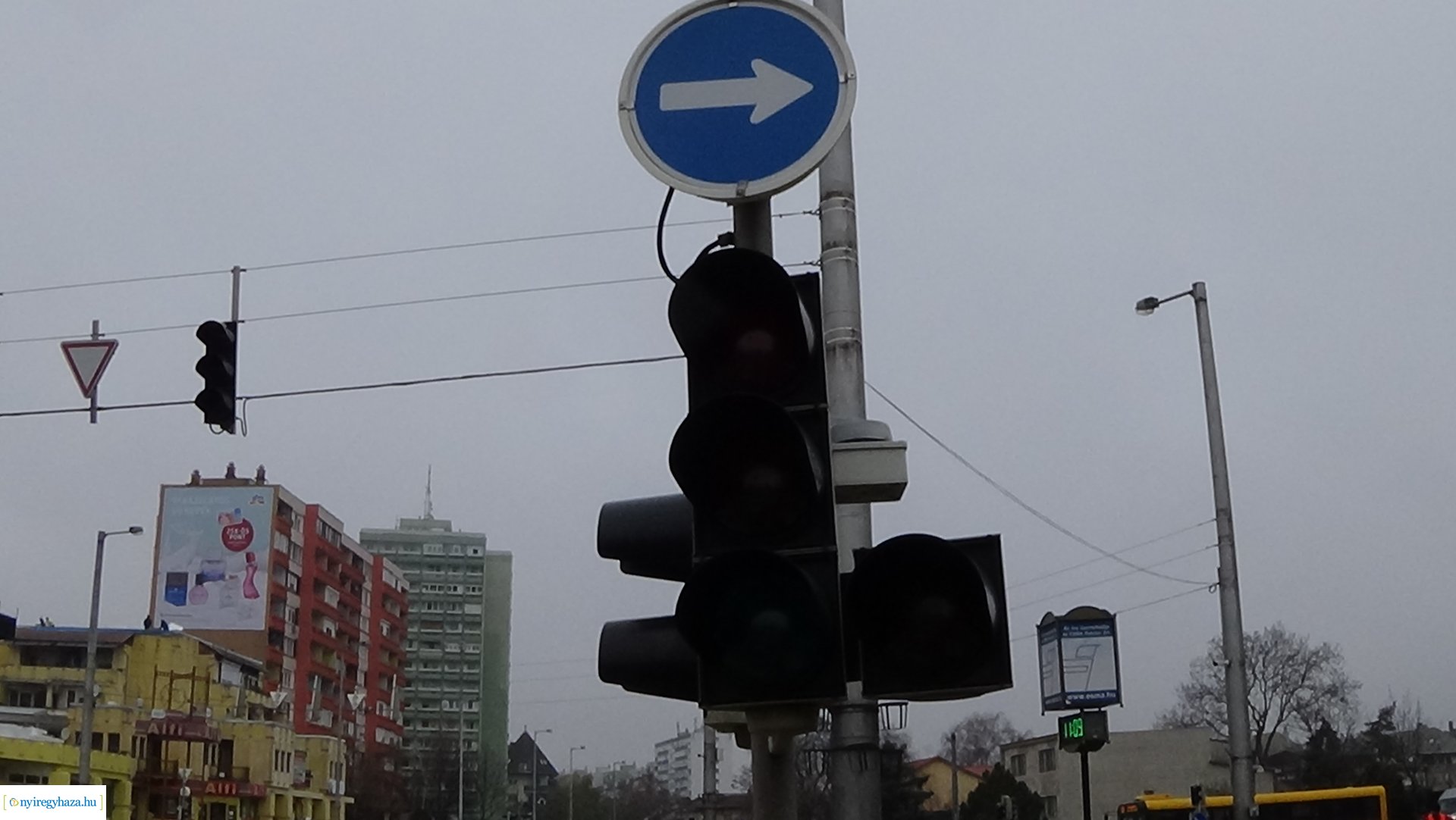 Meghibásodott a jelzőlámpa-rendszer a Kossuth utca és a Vay Ádám körút találkozásánál