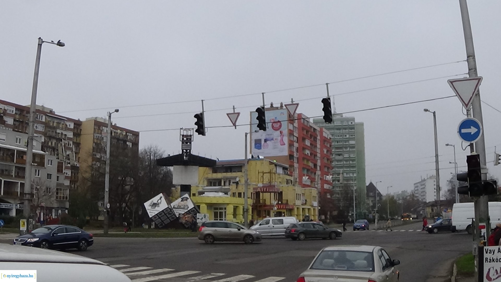 Meghibásodott a jelzőlámpa-rendszer a Kossuth utca és a Vay Ádám körút találkozásánál