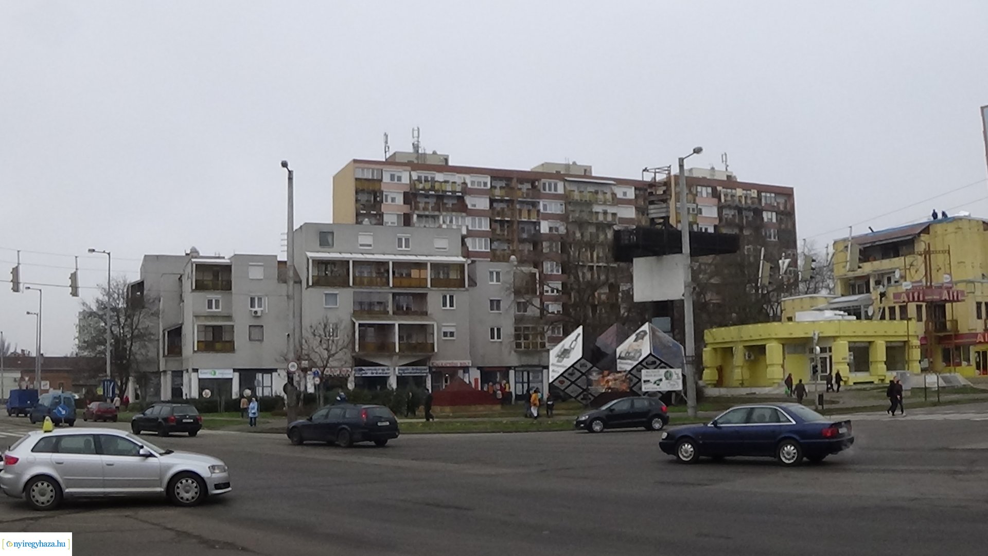 Meghibásodott a jelzőlámpa-rendszer a Kossuth utca és a Vay Ádám körút találkozásánál