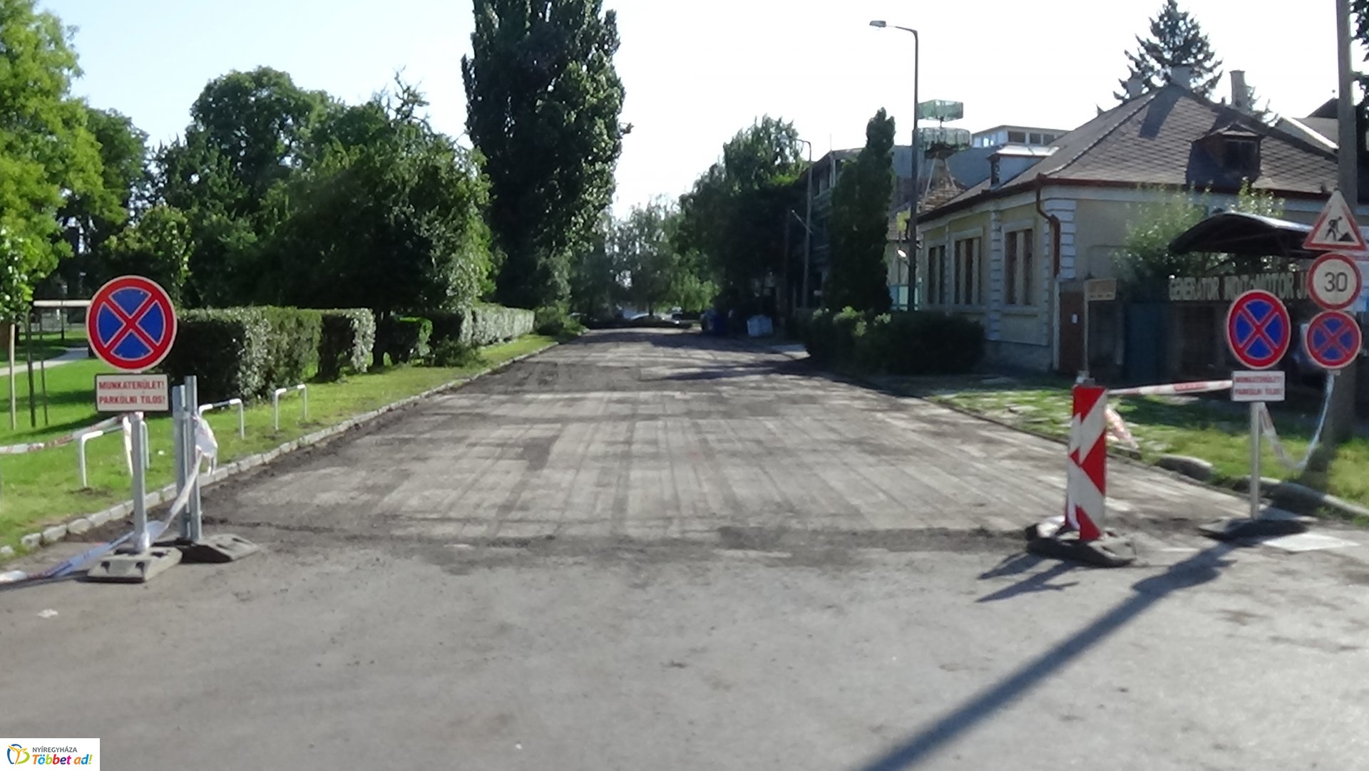 Megkezdődött a Pazonyi tér útburkolatának felújítása