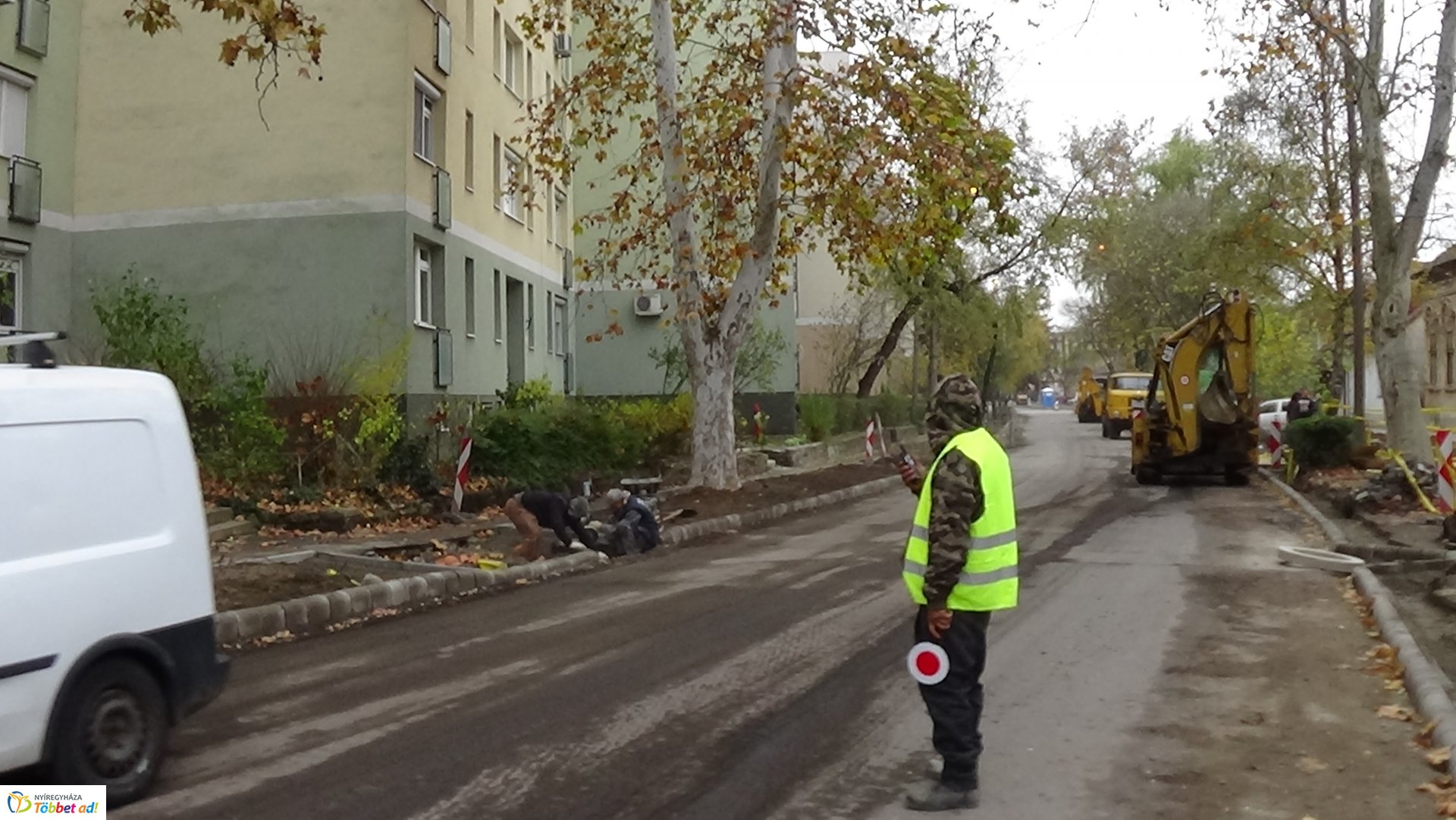 Megkezdődött az aszfaltozás a Szarvas utcán