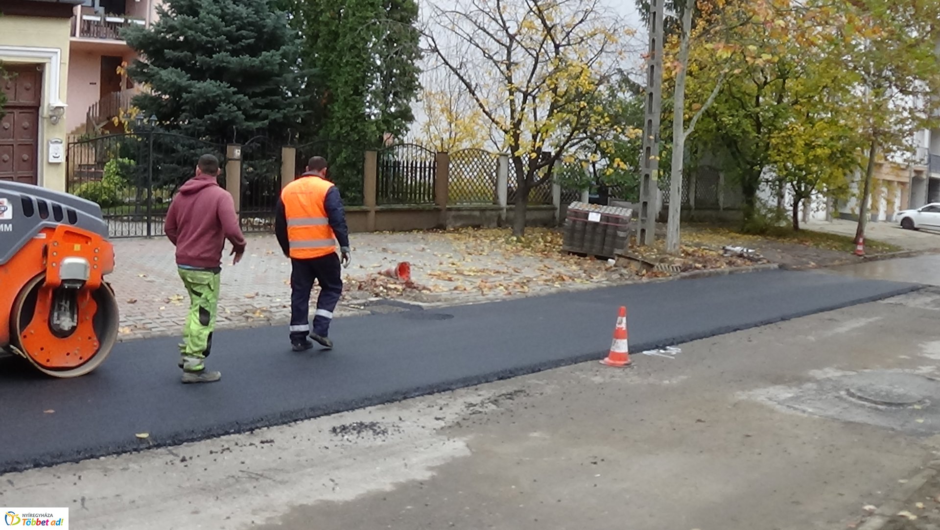 Megkezdődött az aszfaltozás a Szarvas utcán