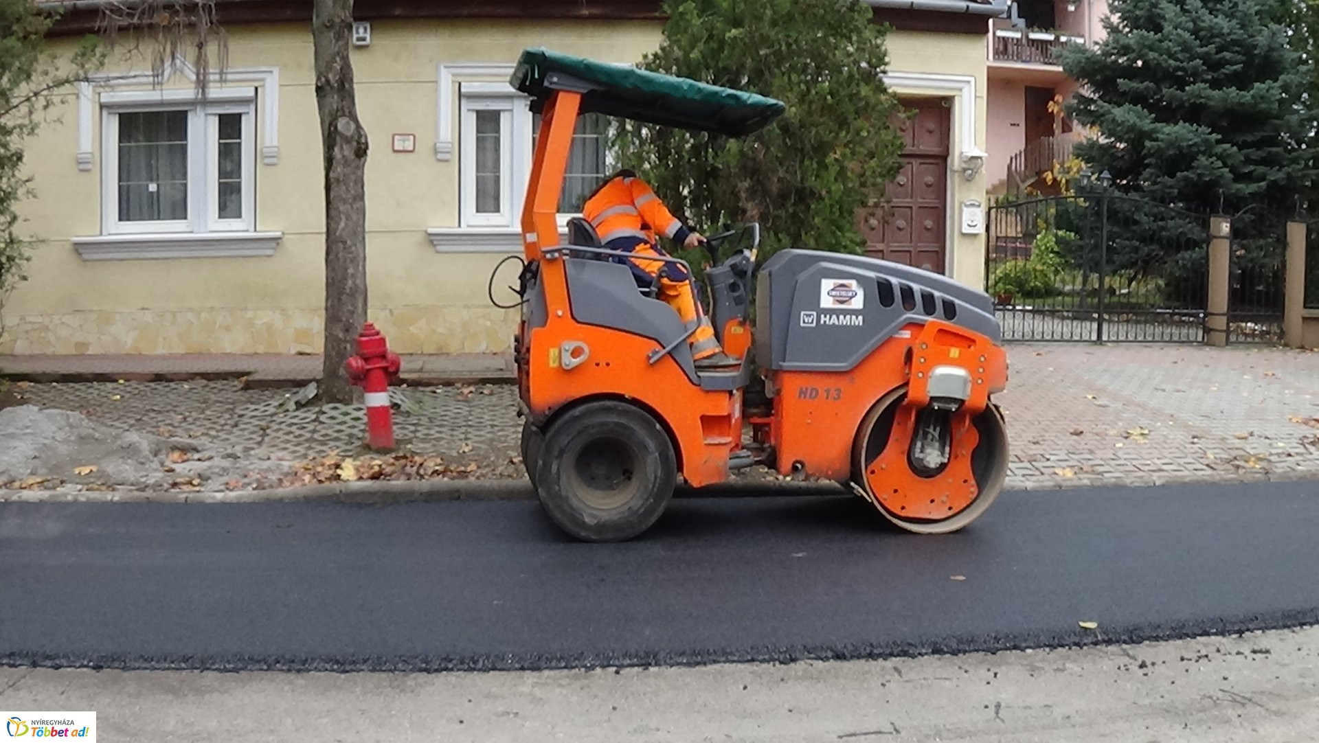 Megkezdődött az aszfaltozás a Szarvas utcán