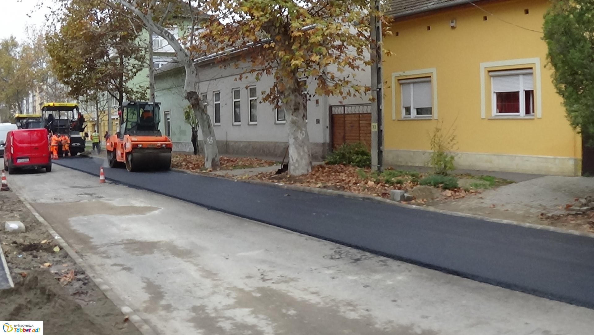 Megkezdődött az aszfaltozás a Szarvas utcán