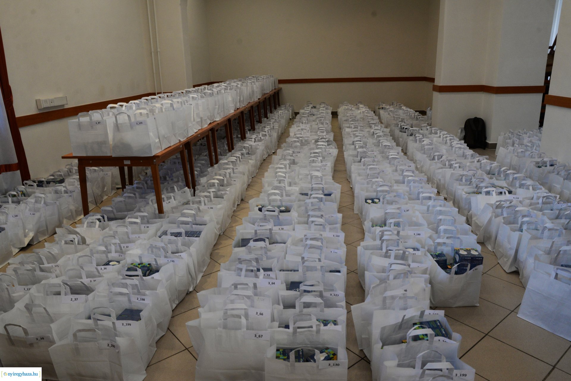 Megkezdődött az ingyenes  LED fényforrások kiosztása a Városházán