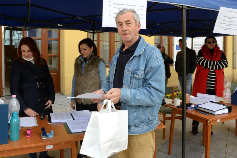 Megkezdődött az ingyenes  LED fényforrások kiosztása a Városházán