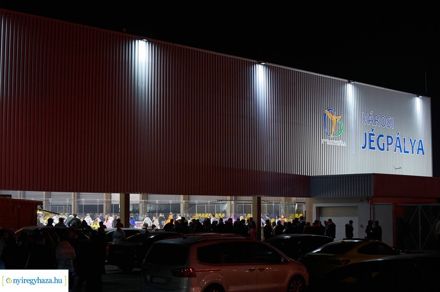 Megnyitott a jégpálya - 20211112
