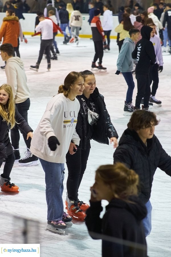 Megnyitott a jégpálya - 20211112