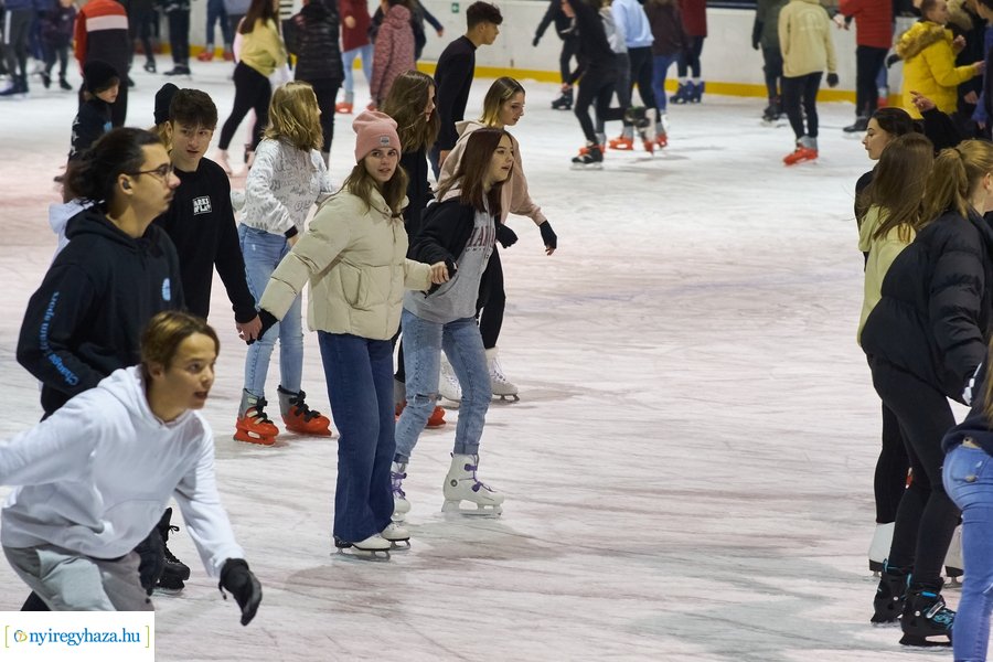 Megnyitott a jégpálya - 20211112