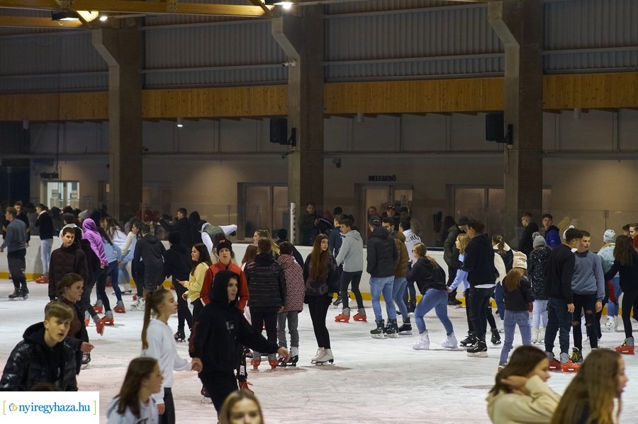 Megnyitott a jégpálya - 20211112