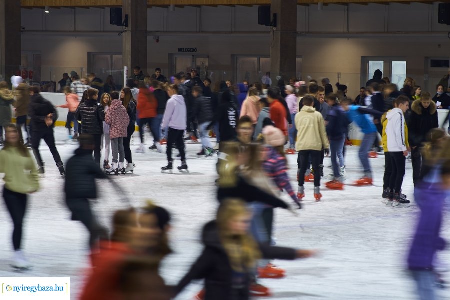 Megnyitott a jégpálya - 20211112