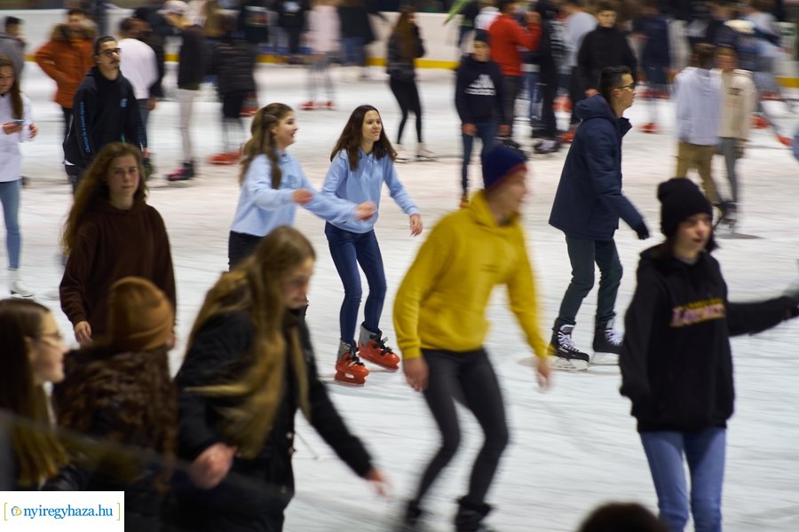 Megnyitott a jégpálya - 20211112