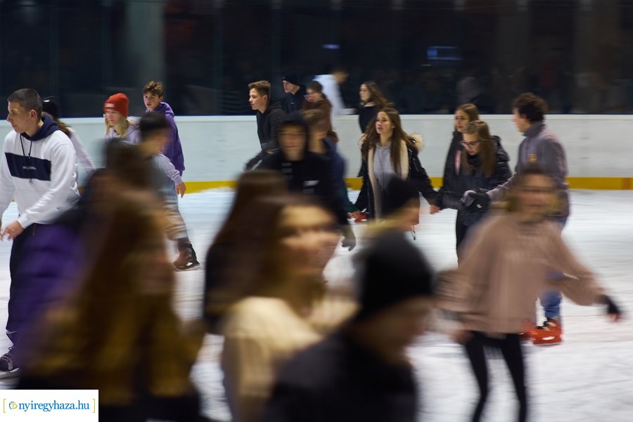Megnyitott a jégpálya - 20211112