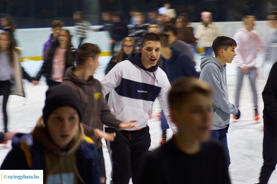 Megnyitott a jégpálya - 20211112