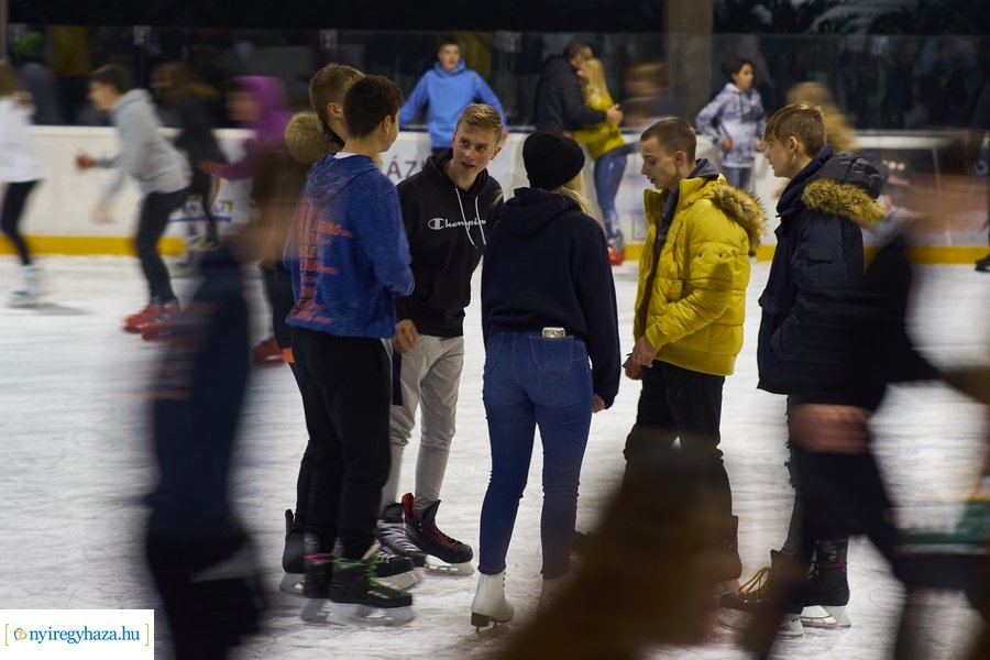 Megnyitott a jégpálya - 20211112