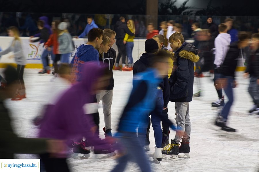 Megnyitott a jégpálya - 20211112