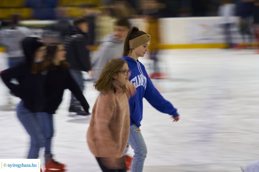 Megnyitott a jégpálya - 20211112