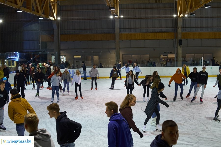 Megnyitott a jégpálya - 20211112