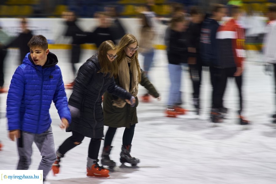 Megnyitott a jégpálya - 20211112