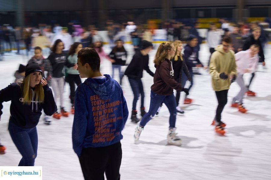 Megnyitott a jégpálya - 20211112