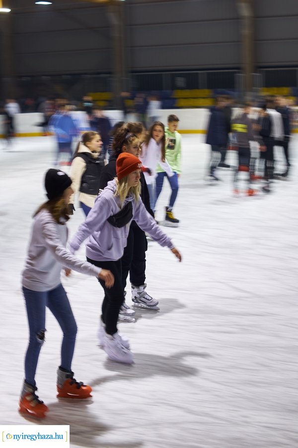 Megnyitott a jégpálya - 20211112