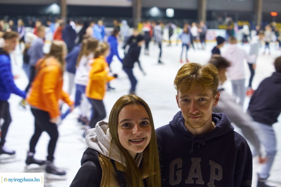 Megnyitott a jégpálya - 20211112