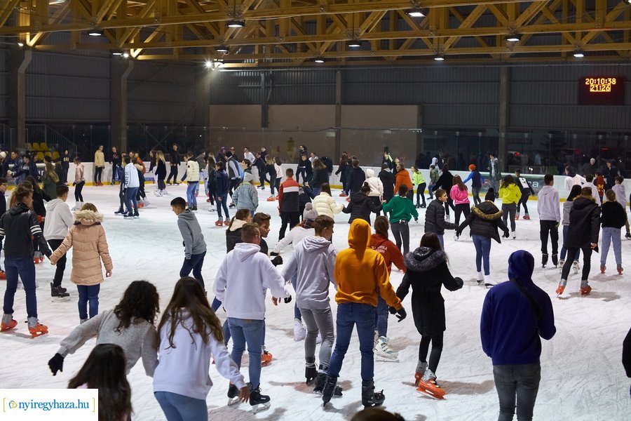 Megnyitott a jégpálya - 20211112