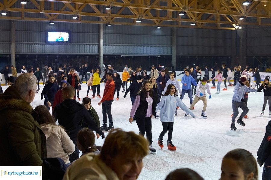 Megnyitott a jégpálya - 20211112