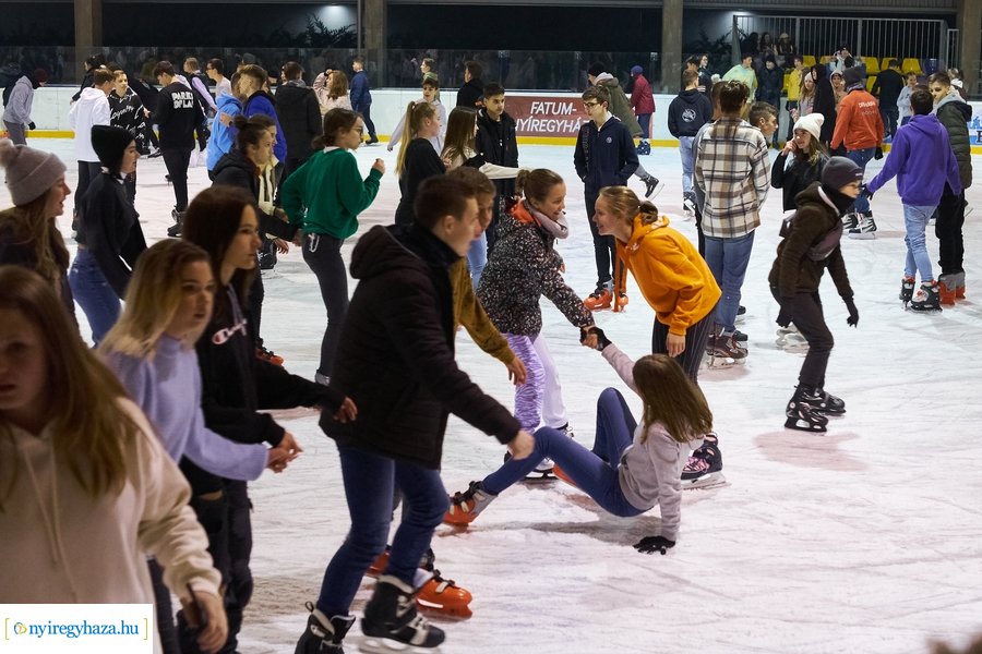 Megnyitott a jégpálya - 20211112