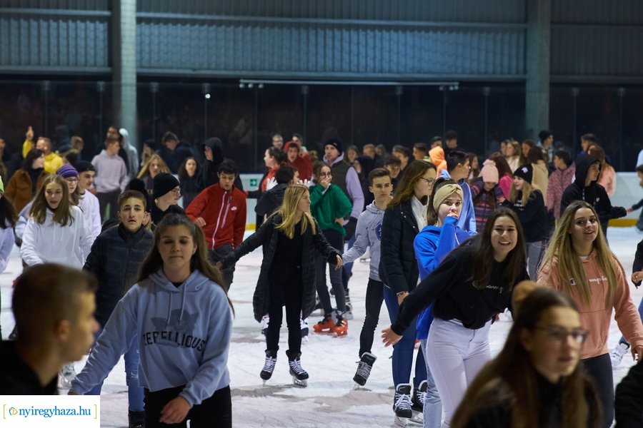 Megnyitott a jégpálya - 20211112