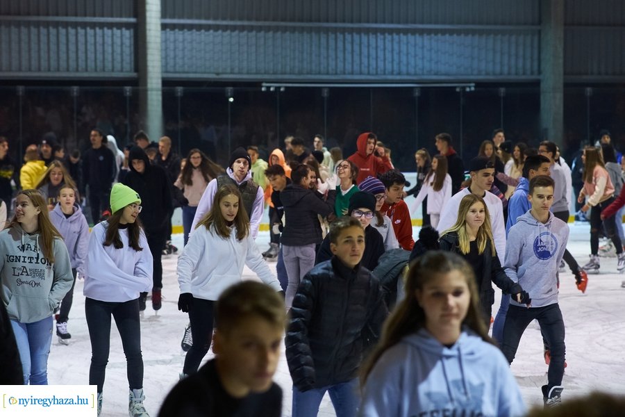 Megnyitott a jégpálya - 20211112