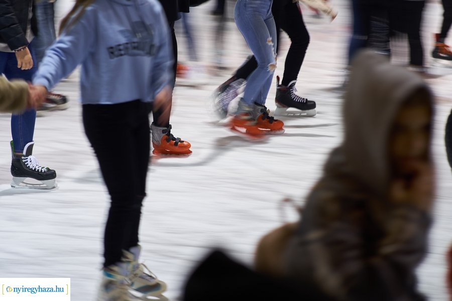 Megnyitott a jégpálya - 20211112