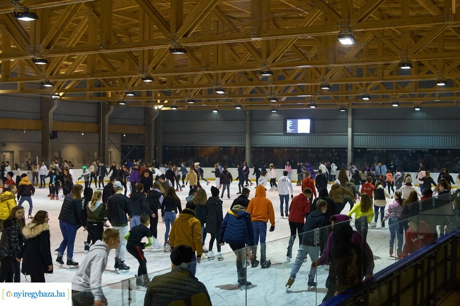 Megnyitott a jégpálya - 20211112