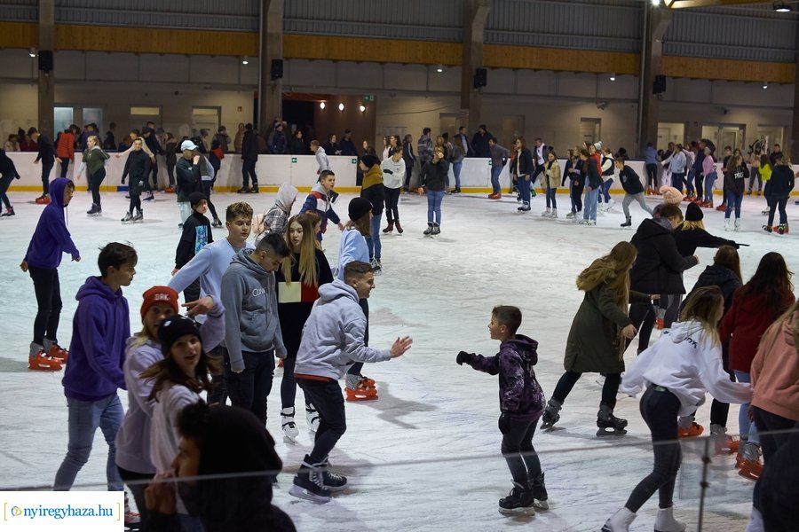 Megnyitott a jégpálya - 20211112