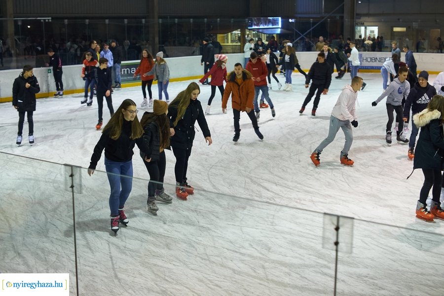 Megnyitott a jégpálya - 20211112